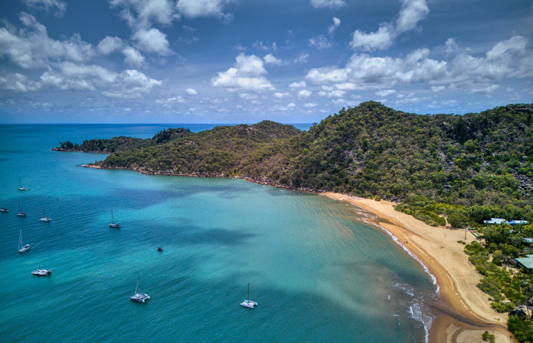 https://en.wikipedia.org/wiki/Horseshoe_Bay,_Queensland#/media/File:HorseshoeBayQueenslandNov012024_01.jpg