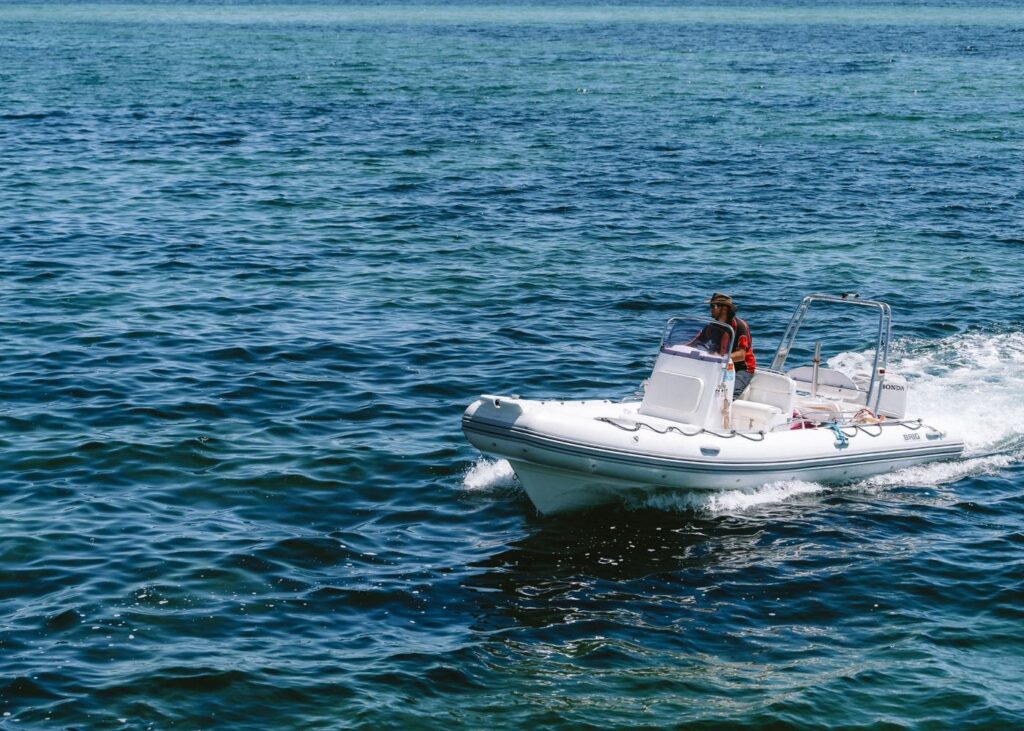 https://www.pexels.com/photo/man-on-motorboat-on-sea-20300496/