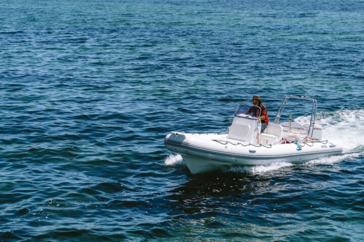 https://www.pexels.com/photo/man-on-motorboat-on-sea-20300496/